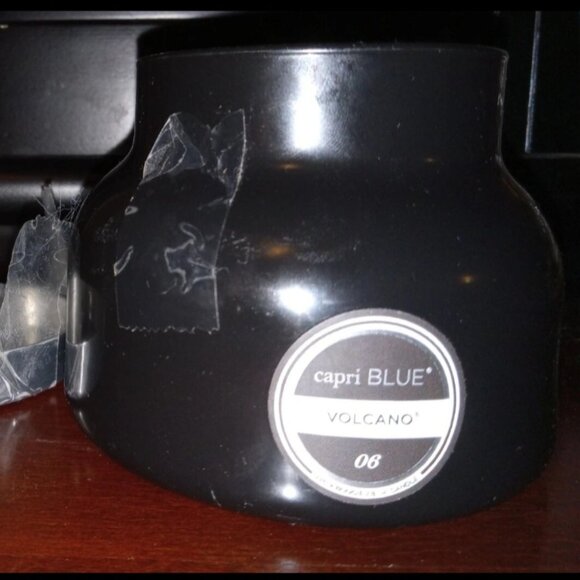Capri Blue Volcano 06 candle-8oz black petite jar - Picture 1 of 5